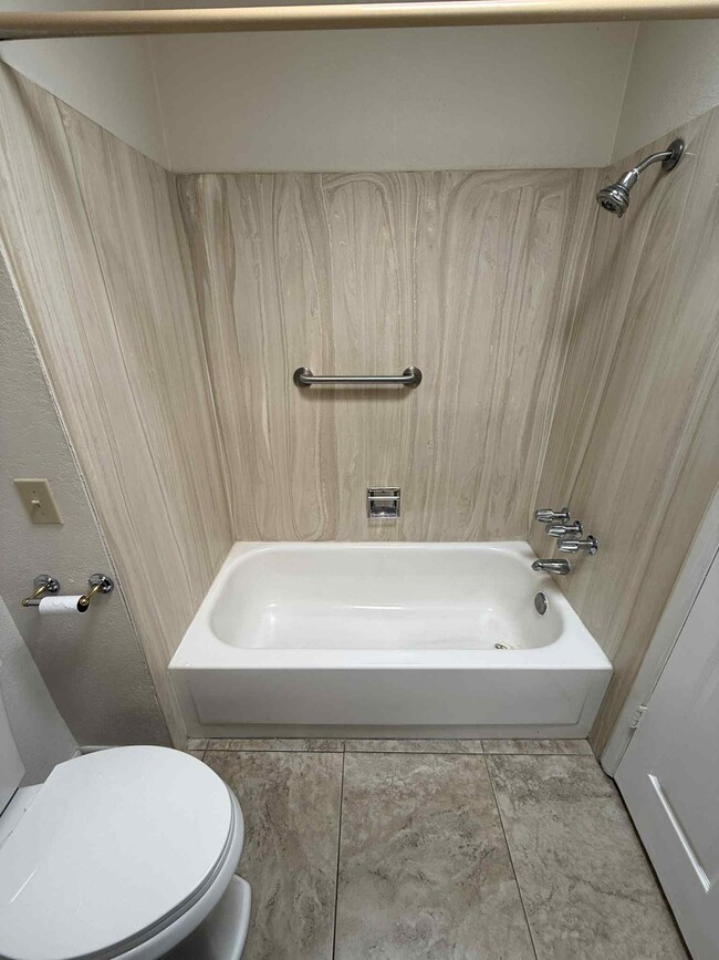Building Photo - 5204 N Tigua Dr