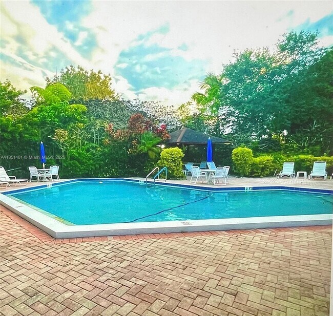 Building Photo - 2801 N Palm Aire Dr