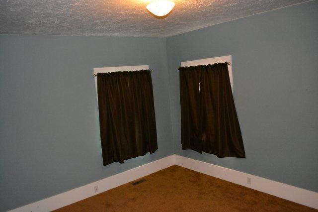 Building Photo - Beautiful, spacious Craftsman, Owner pays Yard Care, Laundry on site