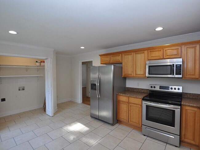 Building Photo - 7323 Idlewild Rd, Charlotte, NC 28212