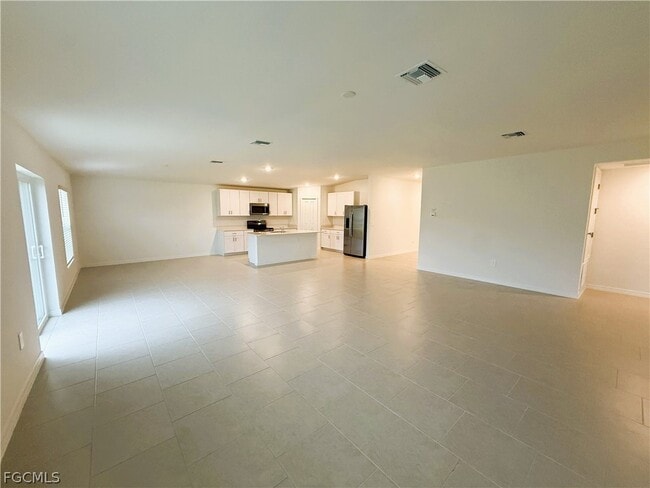 Building Photo - 335 Parish Dr