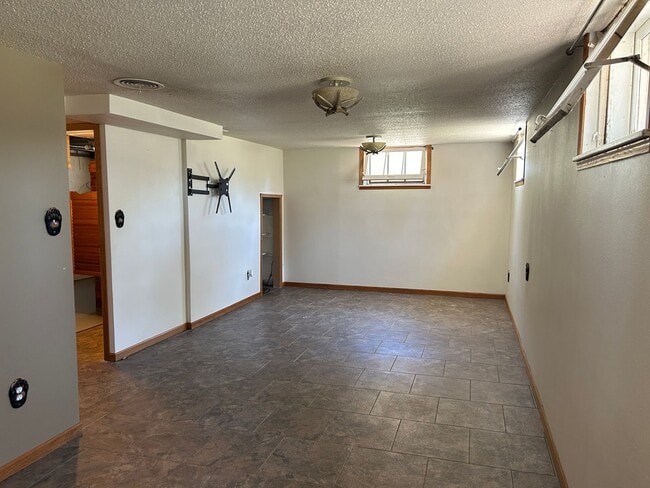 Building Photo - Cozy Single Family House for Rent