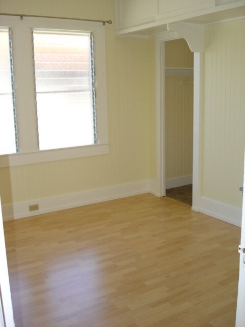 Building Photo - Charming 3 bedroom, 1 bath house with gara...