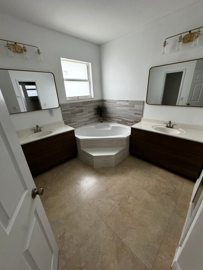 Building Photo - 2511 SW 24th Ct