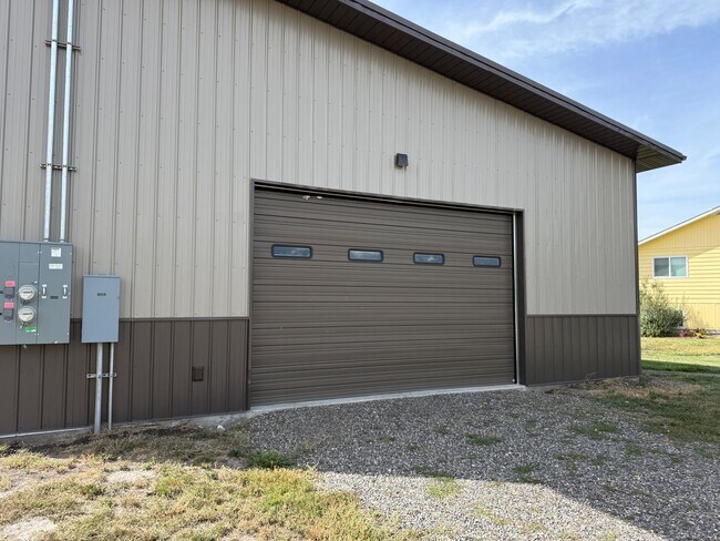 Building Photo - 4 bedroom, 2 bathroom Home off Spring Hill...