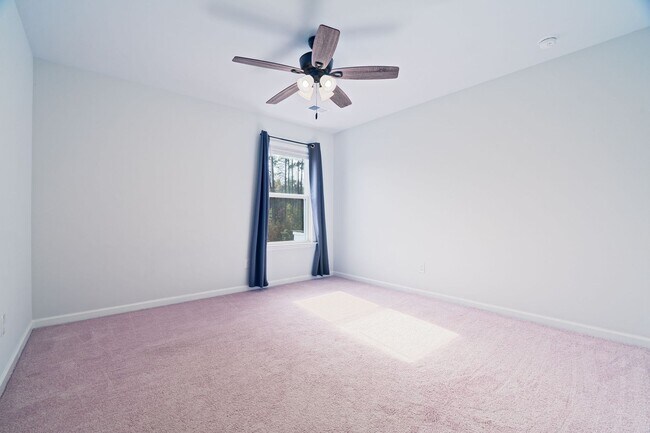 Building Photo - Cozy Living in The Ponds