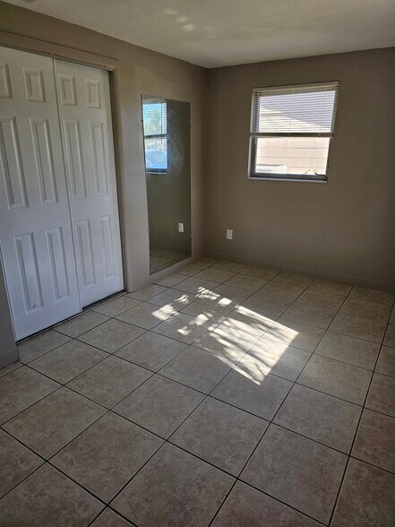 Building Photo - 4911 Lake Ridge Ln