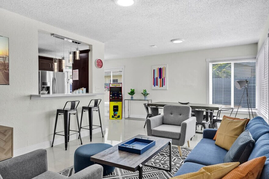 Building Photo - 6452 Custer St