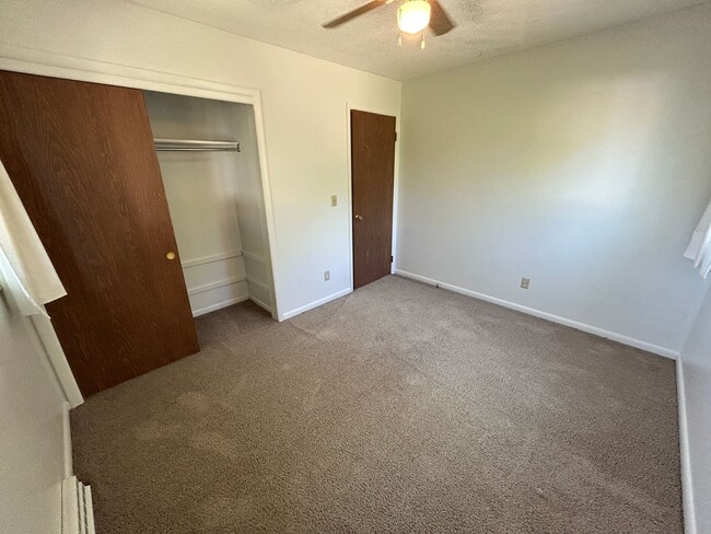 Building Photo - 5 Bed 2 Bath Home with 2 Car Attached Garage in Quiet Nice Neighborhood.