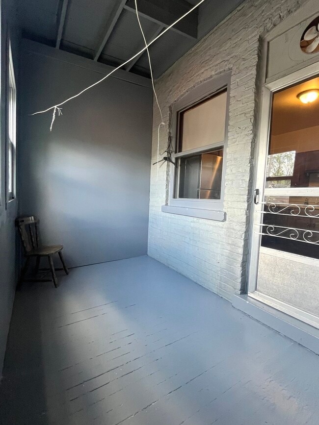 Building Photo - 1643 W Byron St