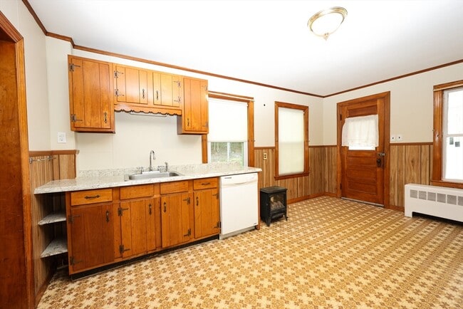 Building Photo - 354 Pond St
