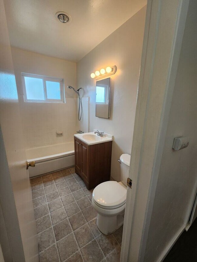 Building Photo - SUMMER SPECIAL: 1 Month Free-Open Floor Plan - 2BR/1BA