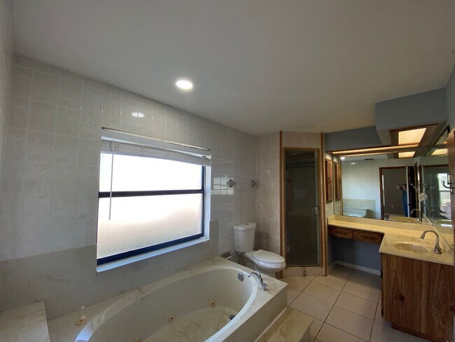 Building Photo - REDUCED RENT!!! Catch it while you can Cedar Hills - Desirable SE neighborhood 3/2/2