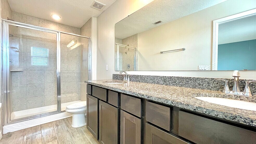 Building Photo - 301 Primrose Dr