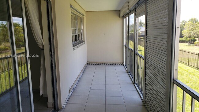 Building Photo - 950 Hillcrest Dr