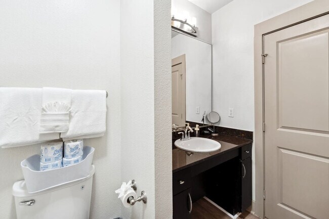 Building Photo - 264 N Walton St