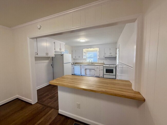 Building Photo - Three bedroom, 1.5 bath house in Burlington