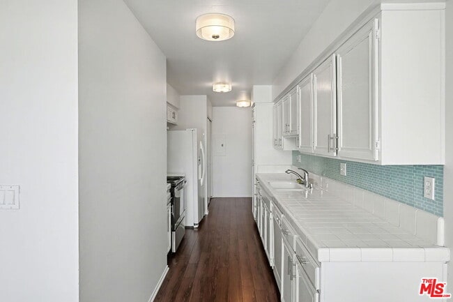 Building Photo - 1340 S Beverly Glen Blvd