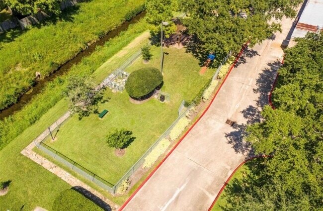 Building Photo - 13050 Trail Hollow Dr