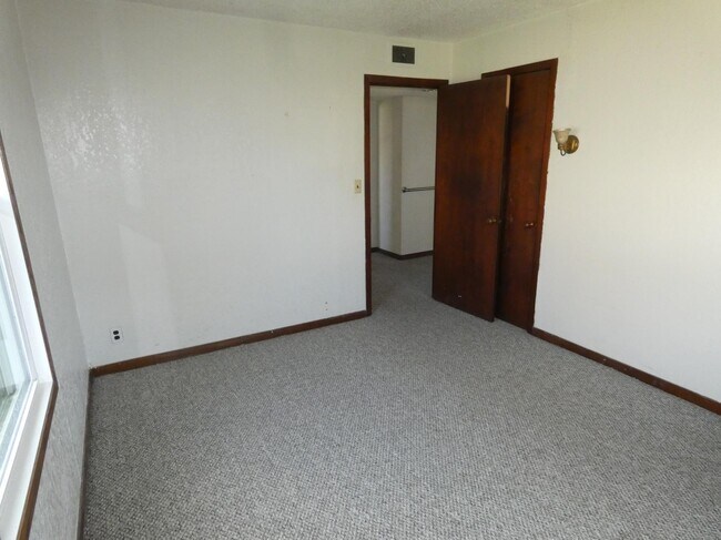 Building Photo - 326 N Monroe St