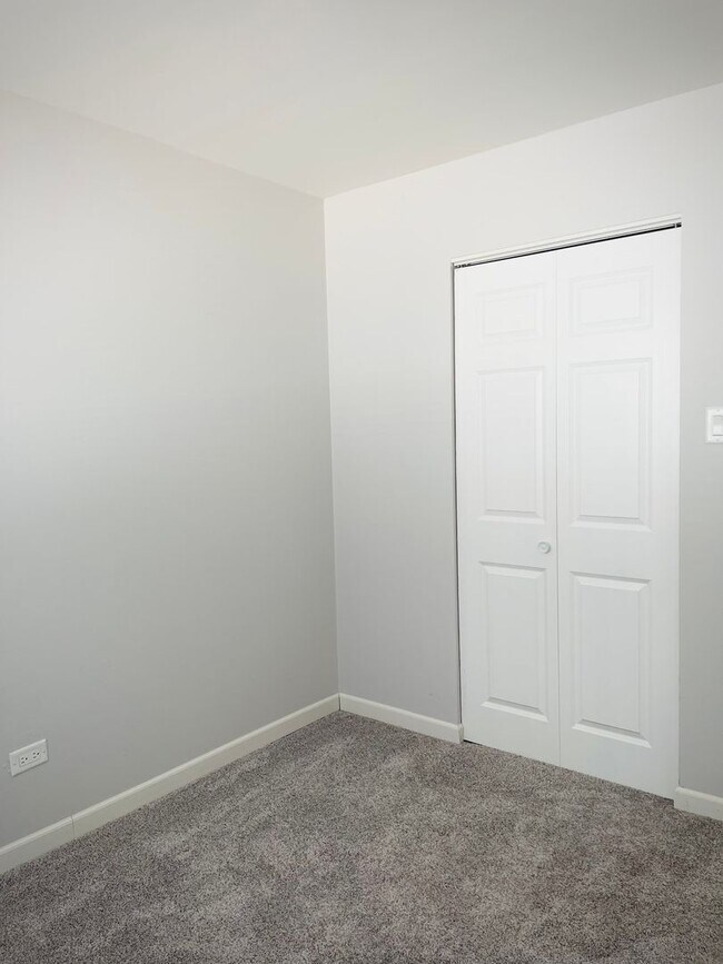 Building Photo - 3 Bedroom 1.5 Bathroom-Calumet City