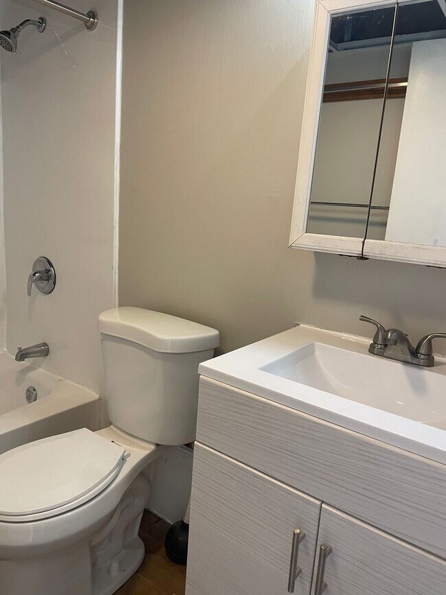 Building Photo - 2 Bedroom and 1 Bath Condominium.  Conveni...