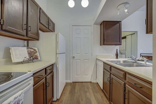 Building Photo - 1 Bedroom 1 Bathroom Beautifully Updated Washer/Dryer In Unit