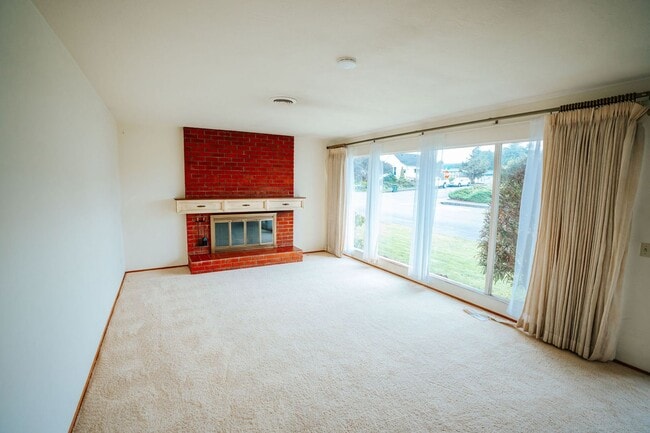 Building Photo - Spacious and inviting 4-bedroom, 2-bathroom single-family home