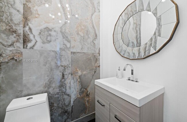 Building Photo - 641 Island Rd