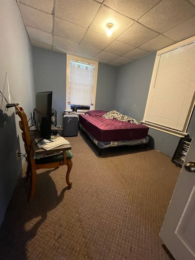 Building Photo - 2 Bedroom Apartment for Rent – Close to UW...
