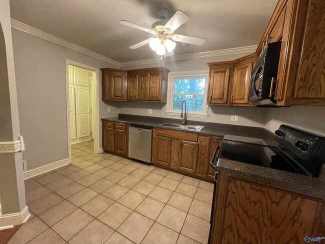 Building Photo - 505 Greenacres Dr NW