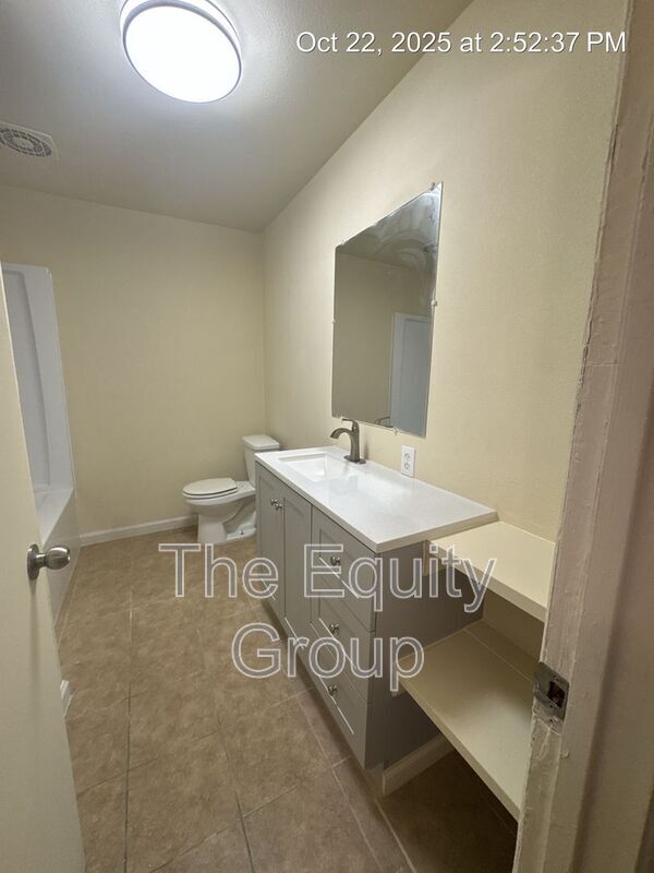 Building Photo - 1140 W Tulare Ave