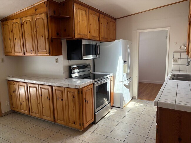 Building Photo - Beautiful 4 bedroom 2 bath home in Newark