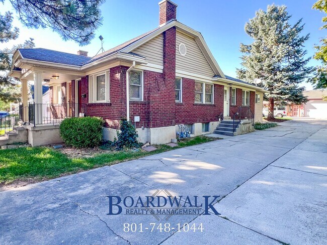 Building Photo - 2247 E Lambourne Ave