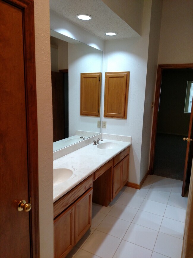 Building Photo - 2618 Trumpet Dr
