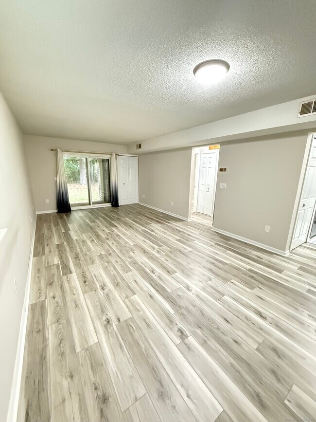 Building Photo - 402 Twin Circle Dr