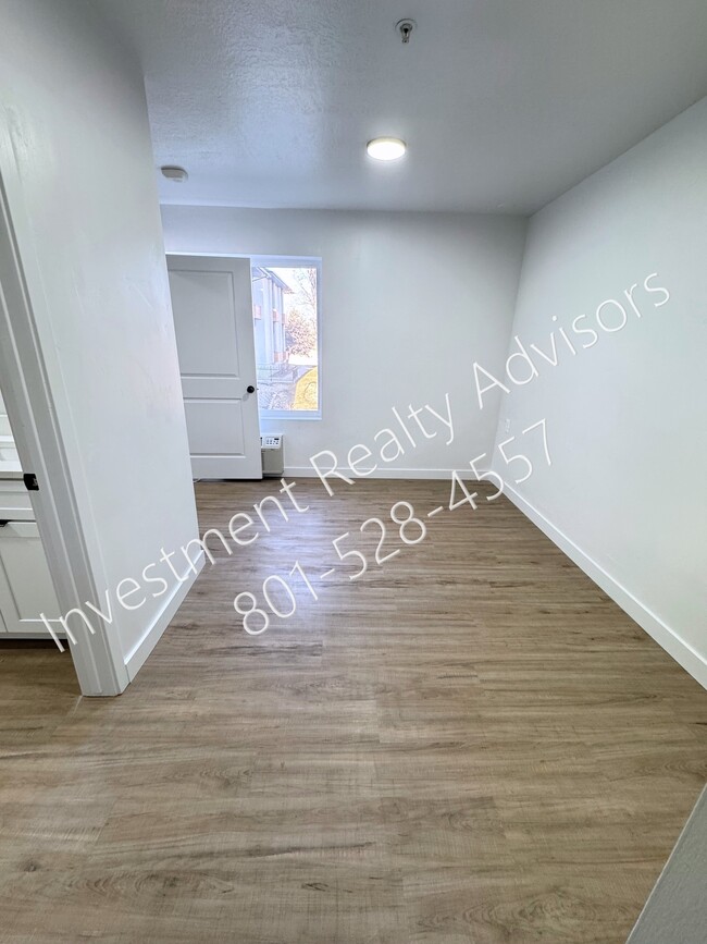 Building Photo - Completely Renovated Apartment!