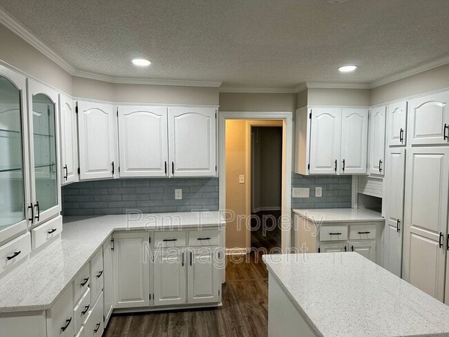Building Photo - 2411 E 39th St
