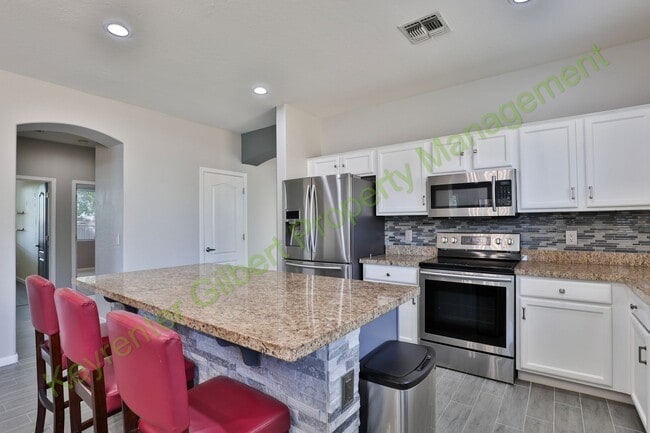 Building Photo - Spacious 4-Bedroom Home with Pool in Gilbe...
