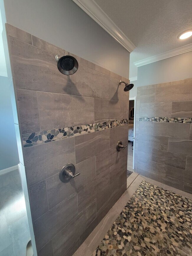 Building Photo - Modern 4BR Home with Screened Porch, Granite Kitchen & Fenced Backyard