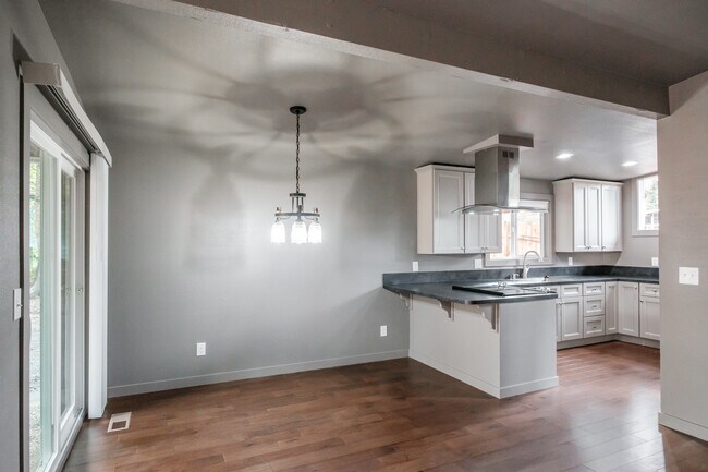 Building Photo - 837 Woodmansee Ct SE