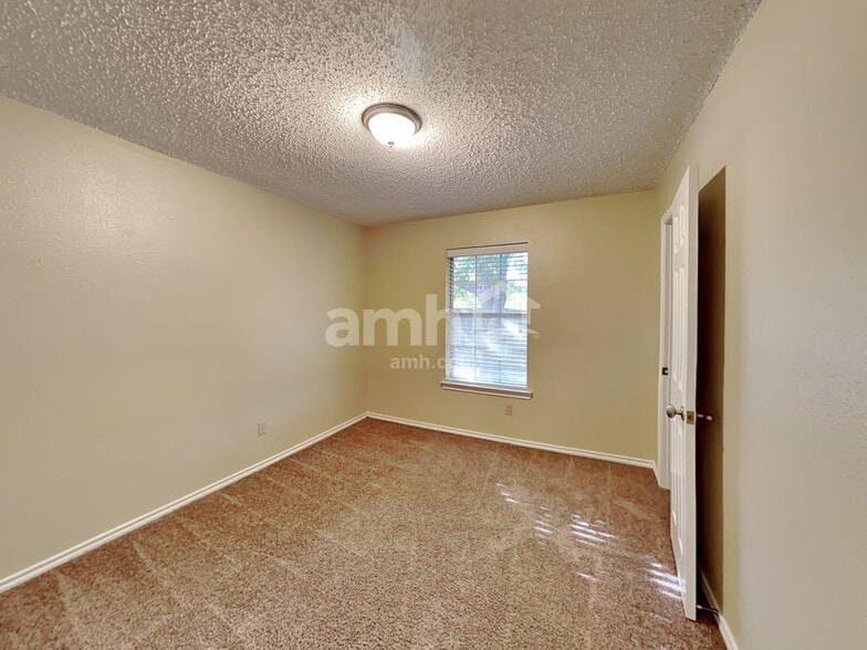Building Photo - 105 S Winding Oaks Dr