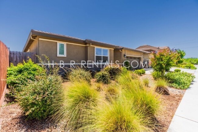 Building Photo - Spacious Elegance: 4-Bedroom with 3.5 Baths in Manteca