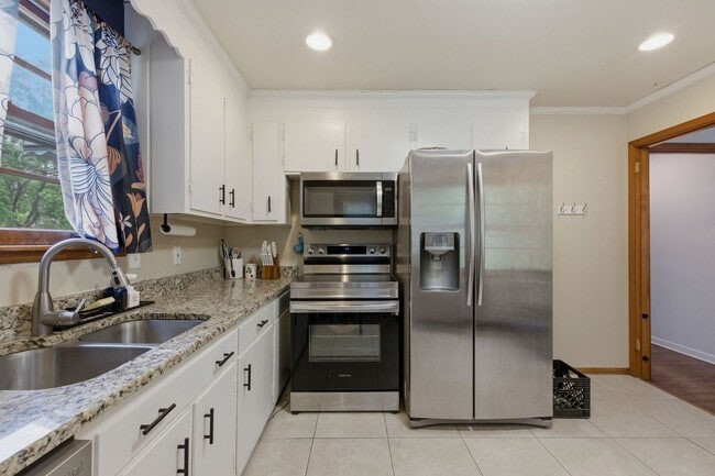 Building Photo - Two Bedroom/One Bathroom Duplex Unit