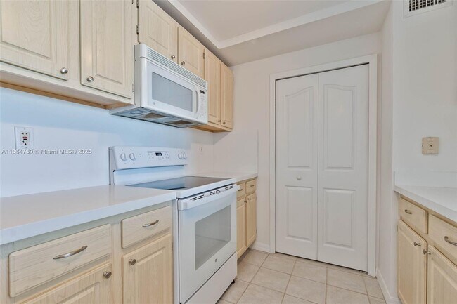 Building Photo - 2665 SW 37th Ave