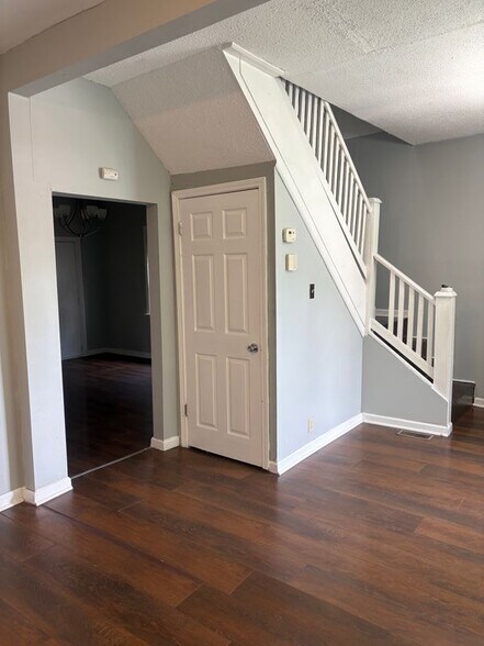 Building Photo - 6636 Etzel Ave