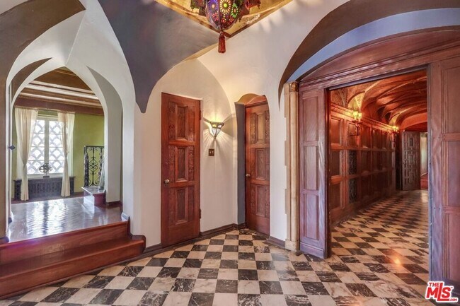 Building Photo - 642 S Bronson Ave