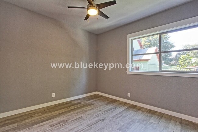 Building Photo - 2 Bed, 2 Bath Unit in Laurelhurst in Beautiful Tri Plex