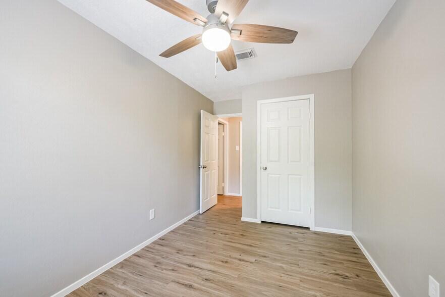 Building Photo - 2051 Oak Shores Dr