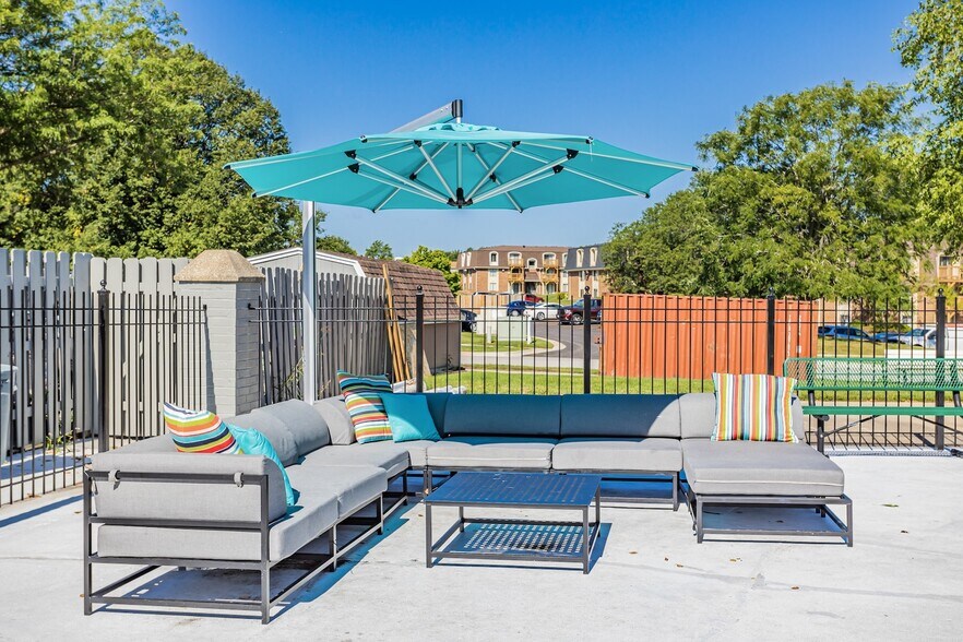 Ellyn Crossing Outdoor Lounge - Ellyn Crossing